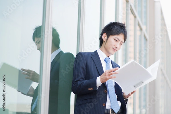 Obraz ファイルを読むビジネスマン