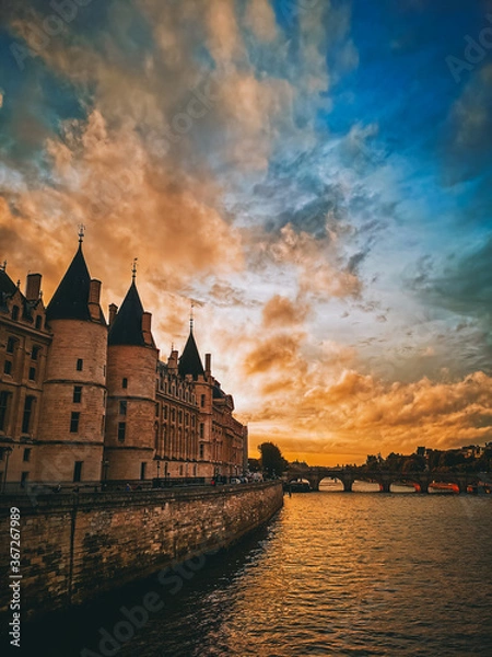 Fototapeta Edificio de Conciergerie en París