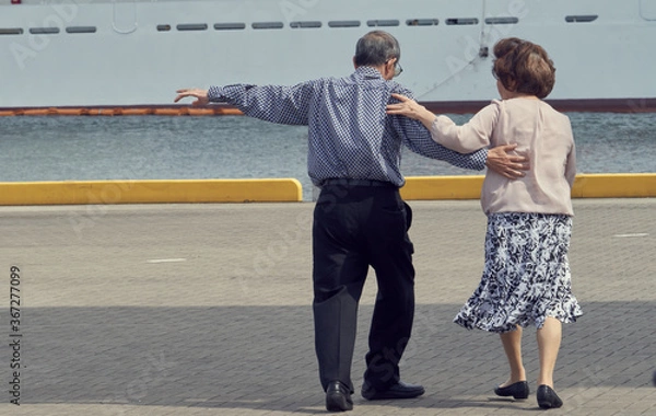 Obraz 神戸港でダンスの練習をするシルバーカップル