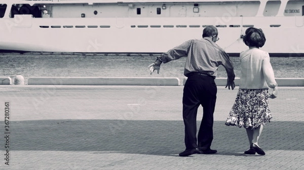 Obraz 神戸港でダンスの練習をするシルバーカップル