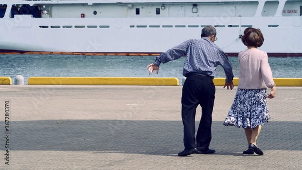 Obraz 神戸港でダンスの練習をするシルバーカップル