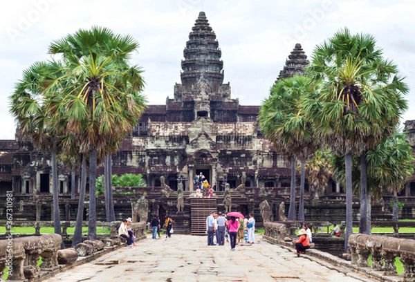 Obraz tourists crowding in front of the main entrance to Angkor wat temple. 