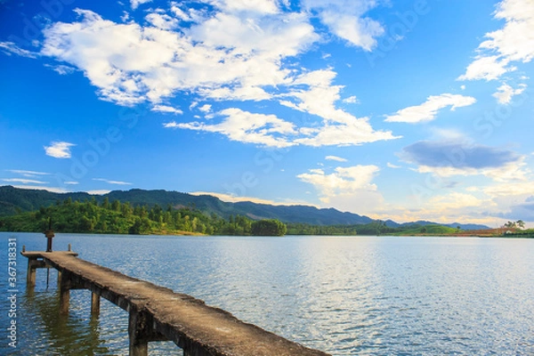 Fototapeta A beautiful empty lake under cloudy sky