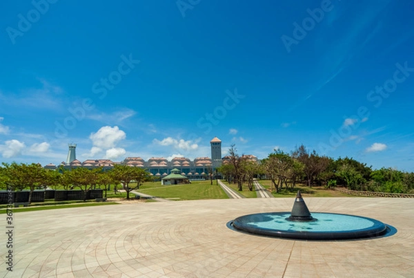 Obraz 沖縄の青空と観光地の平和祈念公園にある平和の礎と平和の火