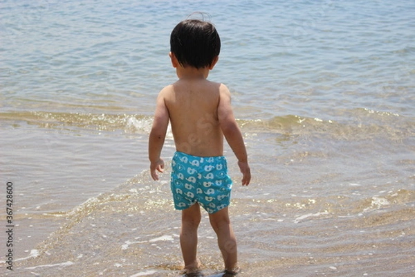 Obraz 海に向かう幼い子供のうしろ姿