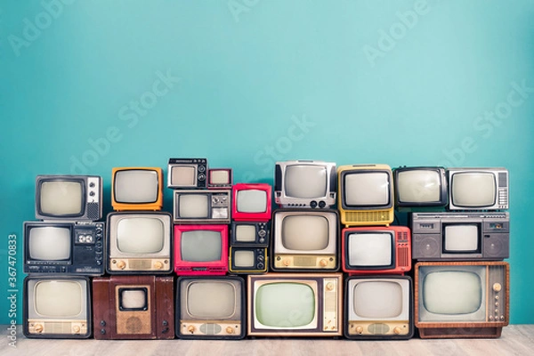 Obraz Klasyczne odbiorniki telewizyjne CRT w stylu retro z lat 50., 60., 70. i 80. XX wieku. Koncepcja transmisji w mediach lub wiadomości na żywo. Zdjęcie filtrowane w starym stylu vintage