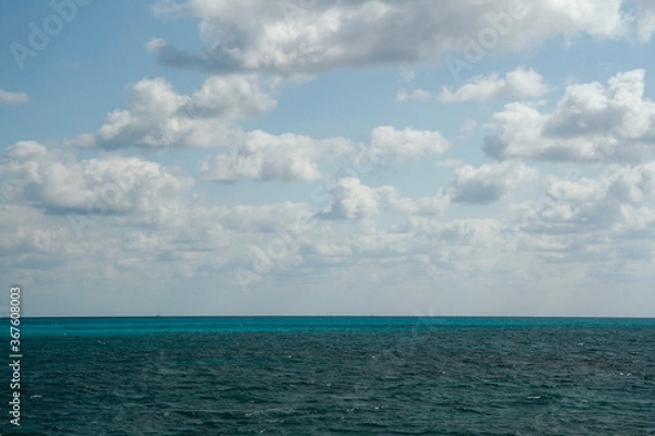 Fototapeta Summer. Seascape. View of the turquoise color water ocean, sea waves and horizon in the Caribbean.