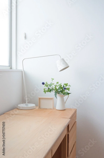 Fototapeta 観葉植物と木製机とデスクライト