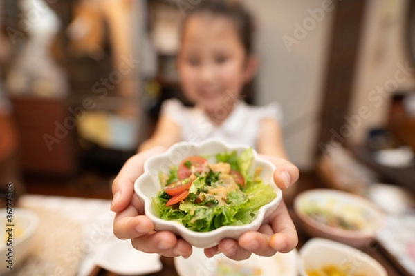 Fototapeta サラダを差し出す女の子