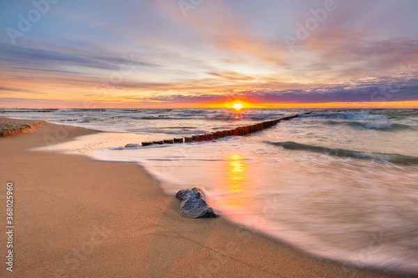 Fototapeta Zachód słońca nad morzem na plaży