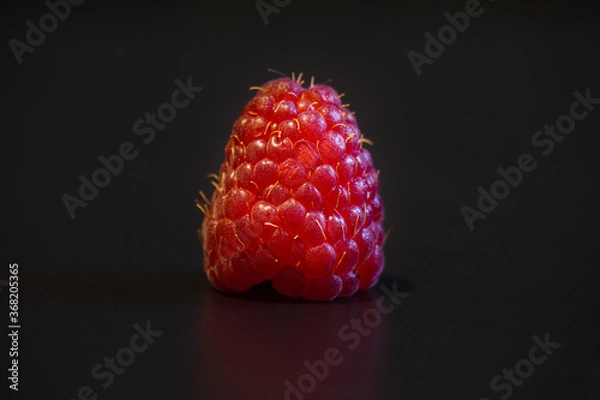 Obraz fresh raspberry on black background