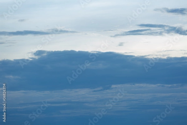 Obraz Tło błękitnego nieba z drobnymi chmurami.