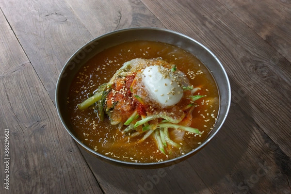 Obraz 무우김치와 메밀국수로 만든 한국전통음식, 열무냉면