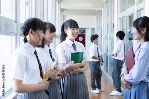 Fototapeta 廊下でお喋りをする中学生