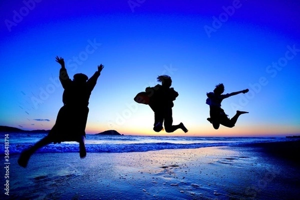 Fototapeta 海でジャンプ