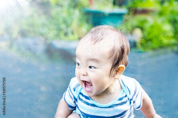 Fototapeta 外で大声で叫び大興奮している子供　水遊びしてずぶ濡れの子供　ガオー