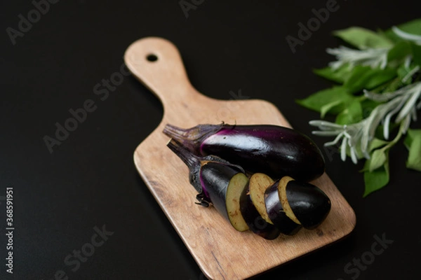 Fototapeta カッティングボードにのせたナス