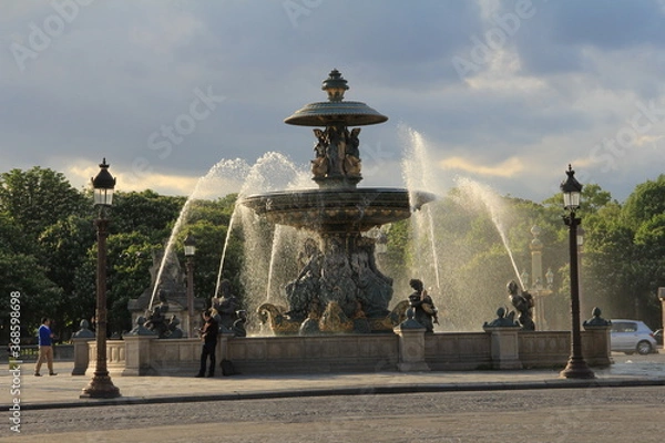 Obraz パリの街中にある広場の噴水