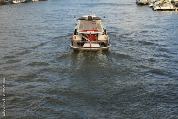 Obraz セーヌ川を行く一隻のボート