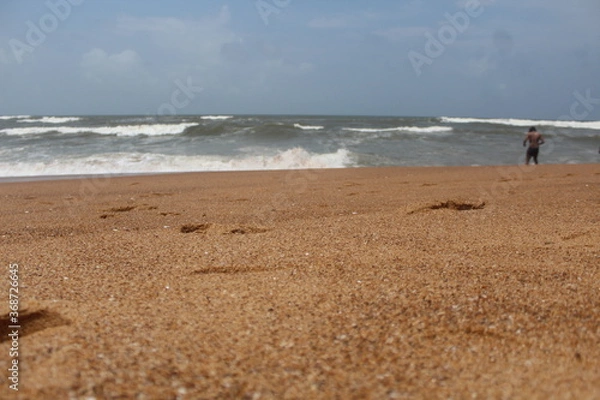 Obraz man walking on the beach
