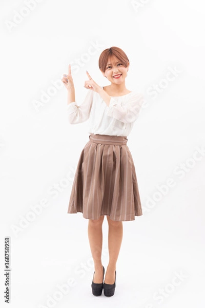 Fototapeta 白背景で指さしする女性