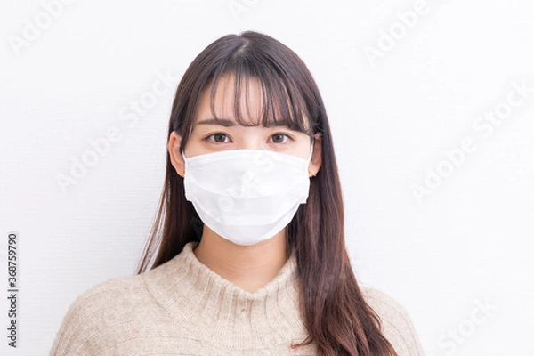 Fototapeta コロナ対策でマスクをする女性