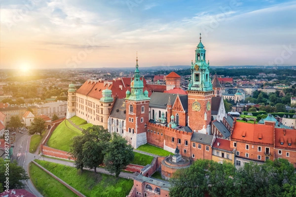 Obraz Kraków, Polska. Widok z lotu ptaka na wieżę zegarową na Wawelu na wschód słońca