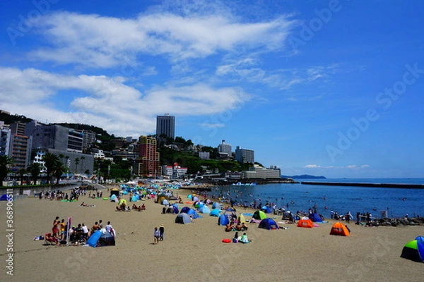Fototapeta 多くの海水浴客が訪れる熱海サンビーチ海水浴場