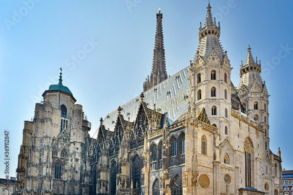 Fototapeta Panoramic View of famous St. Stephen's Cathedral at Stephansplatz in 

Vienna, Austria