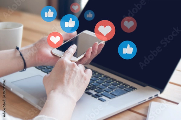 Obraz スマートフォンでコミュニケーションする女性