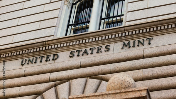 Obraz Denver CO/USA-Aug 2020: Built in 1897 and situated downtown at Wesdt Colfax Avenue and Delaware Street, the Denver Mint is the world's single largest producer of coins.