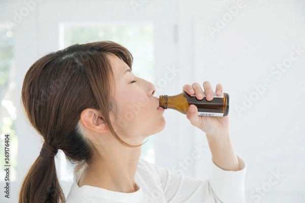 Fototapeta 栄養ドリンクを飲む女性