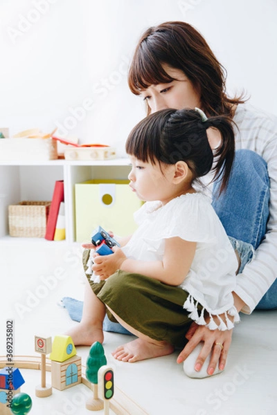 Fototapeta おもちゃで遊ぶ幼児