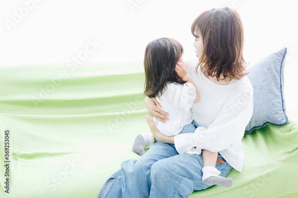 Fototapeta あやす母親と女の子