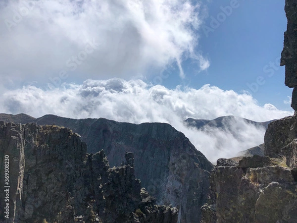 Fototapeta deeply indented rocky ridge