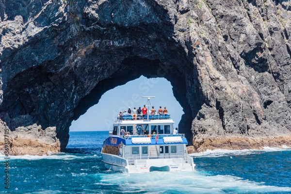 Fototapeta Tour boat entering The Hole in the Rock in Bay of Islands, New Zealand
