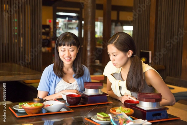 Fototapeta 食事をする女性