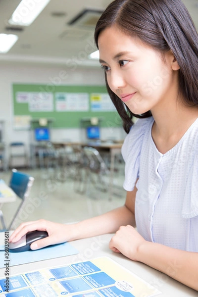 Fototapeta パソコンテストをする女性