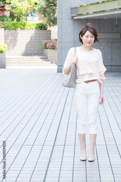 Fototapeta 街中を歩くＯＬ