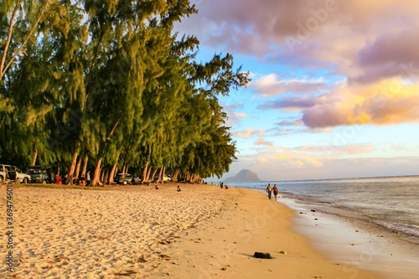 Fototapeta Sonnenuntergang am Strand von Flic en Flac, Mauritius 