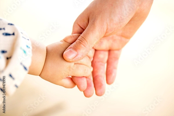 Fototapeta 母親と赤ちゃんが手をつなぐ　親子の触れ合い
