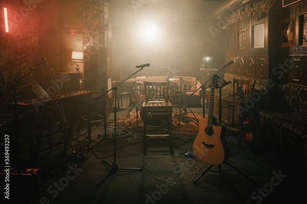Obraz Pusta scena małego koncertu muzyki na żywo bez prądu