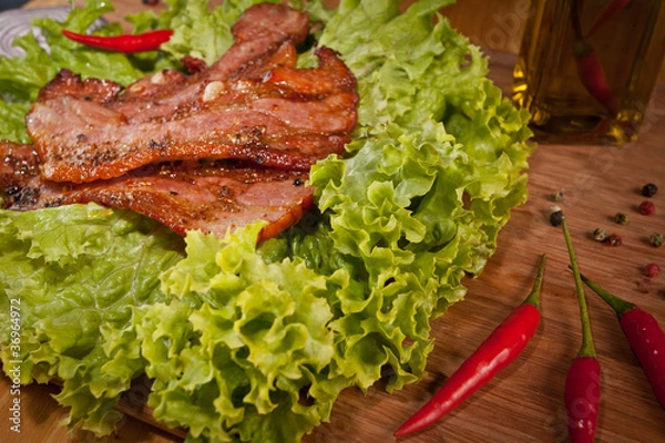 Obraz Grill z boczkiem, cebulą i pomidorami