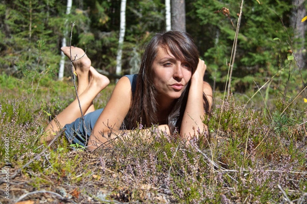 Obraz Задумчивая девушка в лесу на поляне