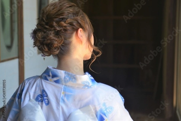 Obraz 縁側でたたずむ美しい浴衣女性の後ろ姿