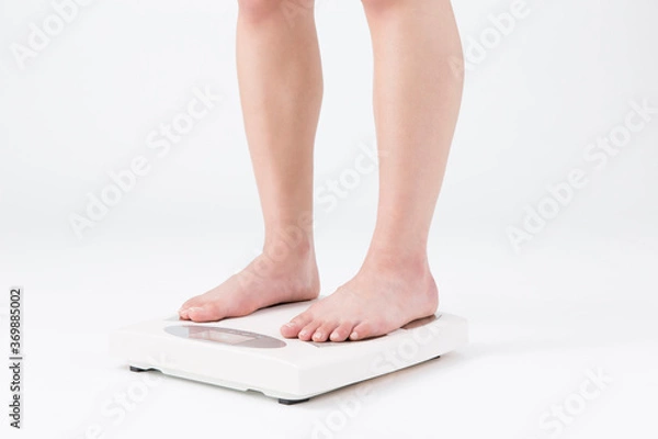 Fototapeta 体重計に乗る女性