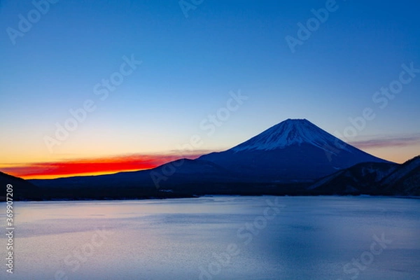 Fototapeta 夜明けの富士山、山梨県本栖湖にて