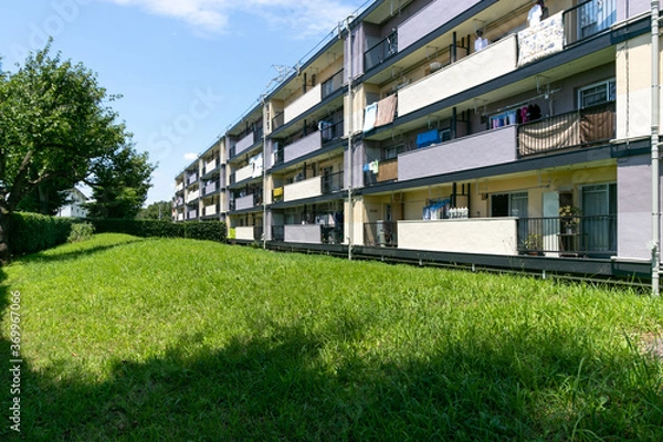 Fototapeta 外壁塗装工事を終えて、カラフルに生まれ変わった1960年代の古い団地　千葉県船橋市　日本