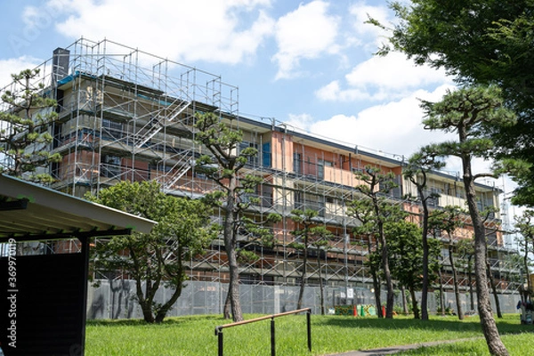 Obraz 外壁塗装工事を終えて、カラフルに生まれ変わった1960年代の古い団地　千葉県船橋市　日本