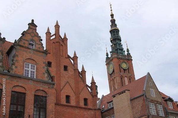 Obraz Gdańsk (Polska) - wieża XV-wiecznego gotyckiego Ratusza Głównego Miasta Gdańska widziany wśród zabytkowych kamienic Starego Miasta.